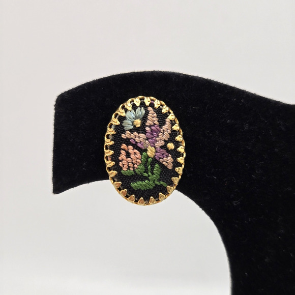Vintage Petit Point Earrings Floral Needlepoint Goldtone Clip Ons Dainty Twee - Picture 12 of 12